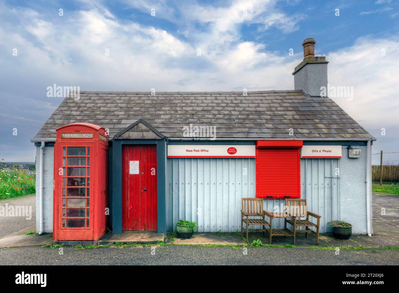 Das Ness Post Office ist ein traditionelles hebridinisches Haus in Ness, Isle of Lewis. Stockfoto