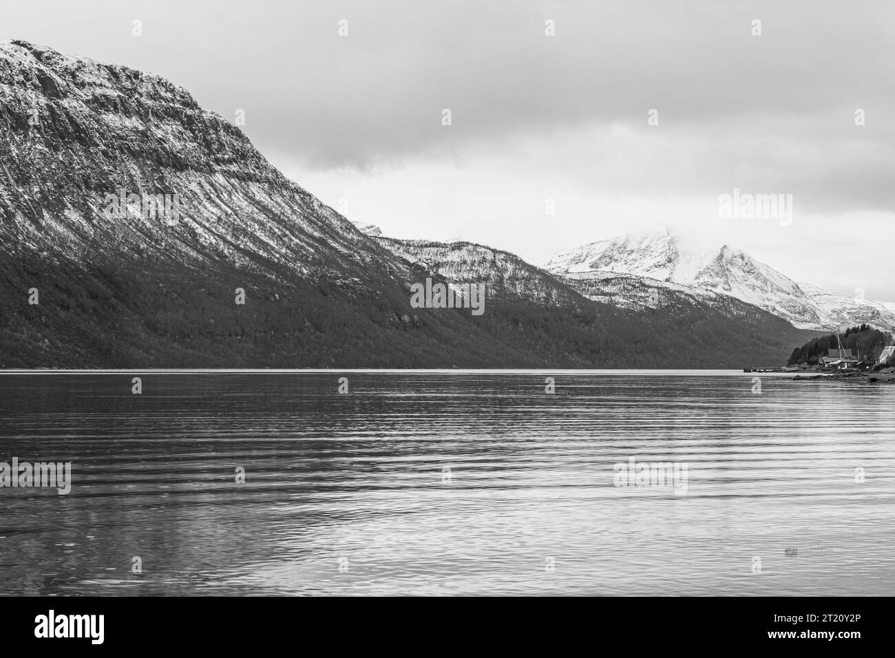 Norwegische Berge In Schwarz Und Weiß Stockfoto