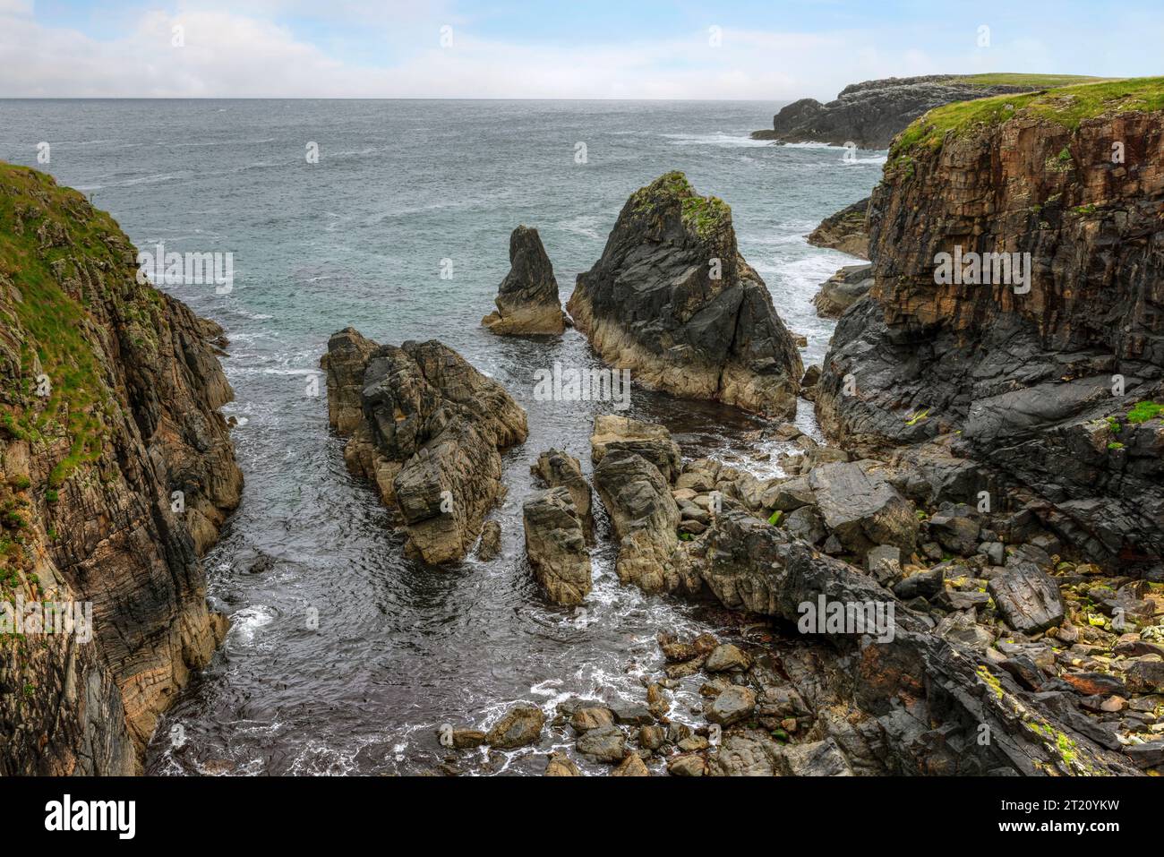 Dun Eistean ist eine mittelalterliche Ruine auf einer Gezeiteninsel vor der Küste der Isle of Lewis in den Äußeren Hebriden Schottlands. Stockfoto