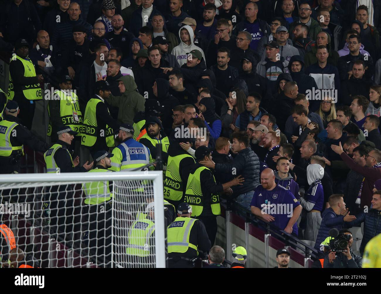 Anderlecht Fans drängen sich auf. - West Ham United gegen RSC Anderlecht, UEFA Europa Conference League, Gruppe B, London Stadium, London, UK - 13. Oktober 2022 nur redaktionelle Verwendung - DataCo-Beschränkungen gelten Stockfoto