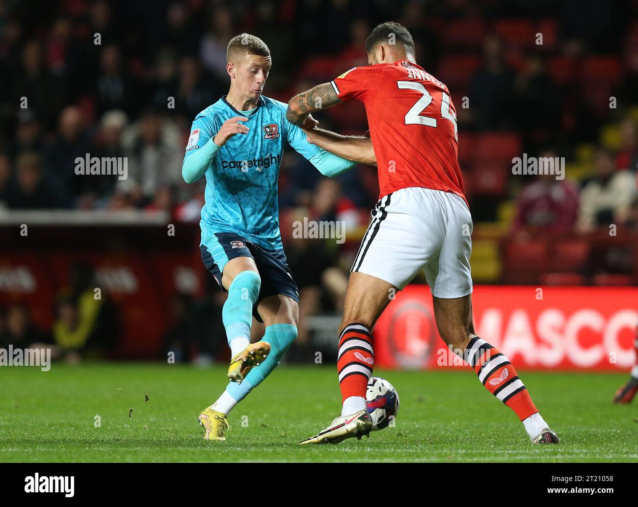 Jay Stansfield aus Exeter City kämpft gegen Ryan Inniss von Charlton Athletic. - Charlton Athletic V Exeter City, Sky Bet League One, The Valley Stadium, London, UK - 11. Oktober 2022 nur redaktionelle Verwendung - es gelten Einschränkungen von DataCo Stockfoto