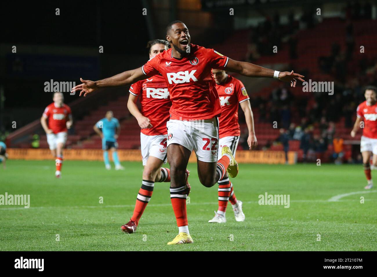 TOR 3:1, Chuks Aneke von Charlton Athletic Torfeier. - Charlton Athletic V Exeter City, Sky Bet League One, The Valley Stadium, London, UK - 11. Oktober 2022 nur redaktionelle Verwendung - es gelten Einschränkungen von DataCo Stockfoto