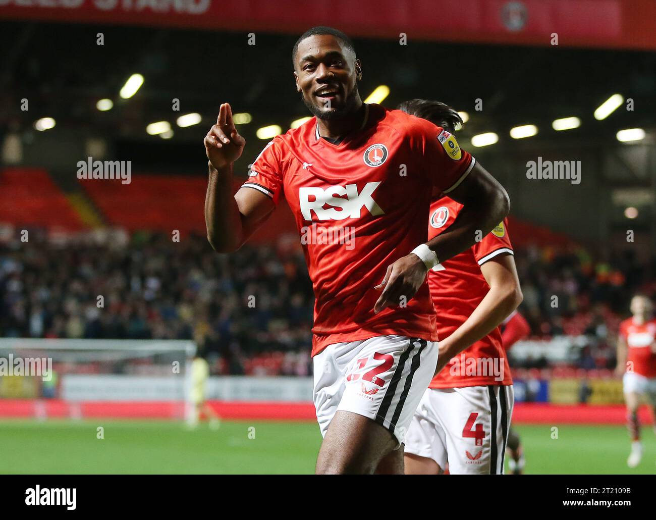 TOR 3:1, Chuks Aneke von Charlton Athletic Torfeier. - Charlton Athletic V Exeter City, Sky Bet League One, The Valley Stadium, London, UK - 11. Oktober 2022 nur redaktionelle Verwendung - es gelten Einschränkungen von DataCo Stockfoto