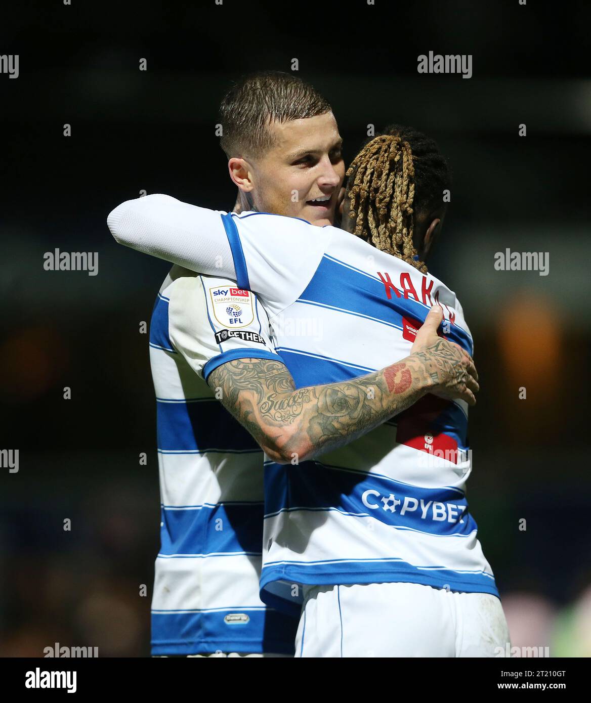 Lyndon Dykes von Queens Park Rangers feiern den Sieg mit Osman Kakay von Queens Park Rangers. - Queens Park Rangers V Reading, Sky Bet Championship, Loftus Road Stadium, London, UK - 7. Oktober 2022 nur redaktionelle Verwendung - es gelten Einschränkungen für DataCo Stockfoto