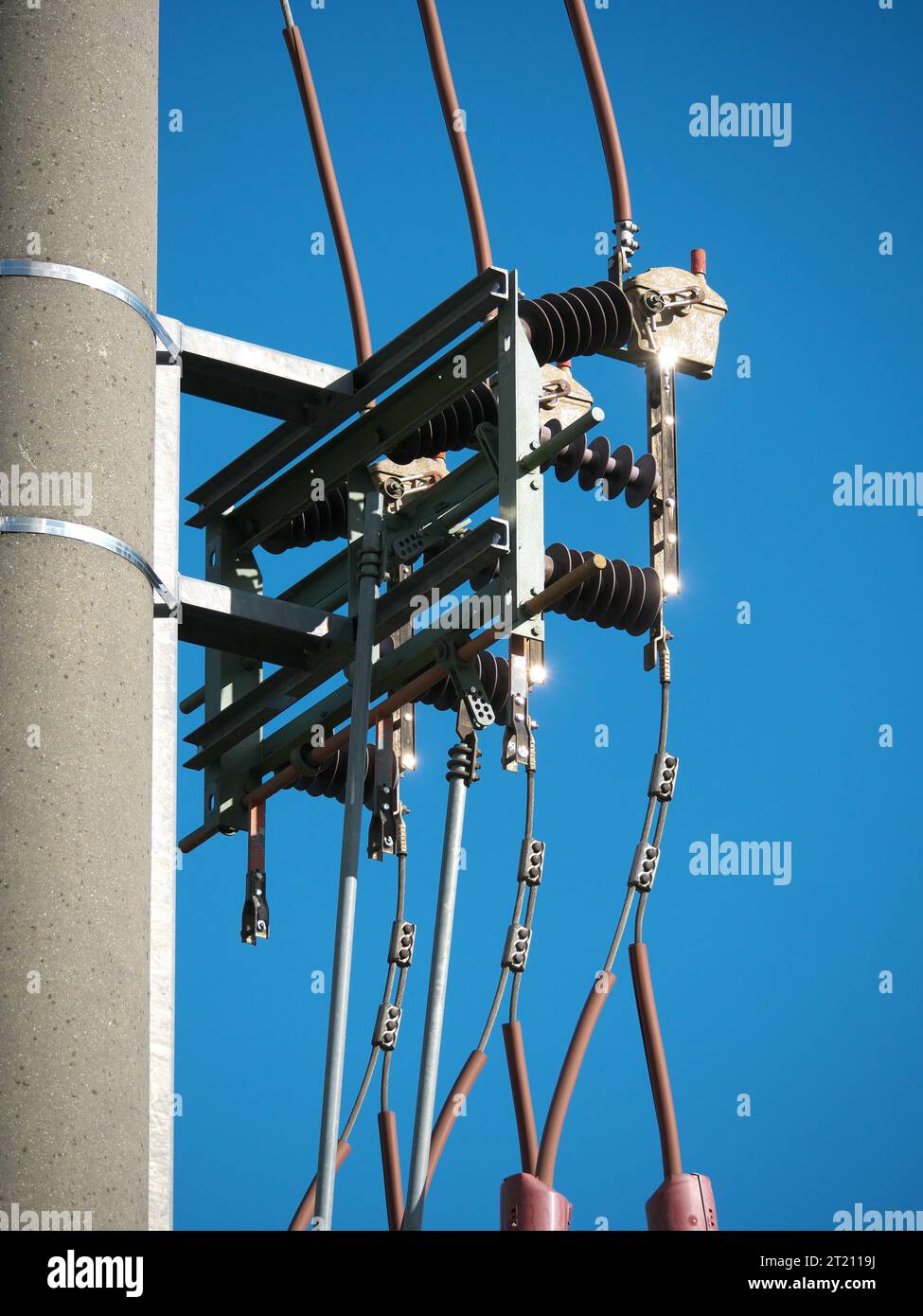 Stromtrenner, Isolatoren stockfoto. Bild von seilzug - 29869468