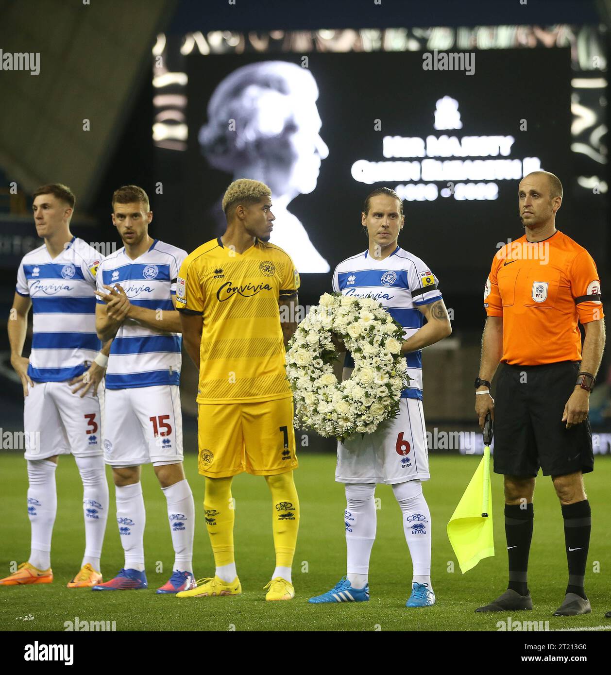 Die Queens Park Rangers respektieren das Leben von Königin Elizabeth II. Vor dem Auftakt. - Millwall gegen Queens Park Rangers, Sky Bet Championship, New den Stadium, London. - 14. September 2022. Nur redaktionelle Verwendung – es gelten Einschränkungen für DataCo. Stockfoto