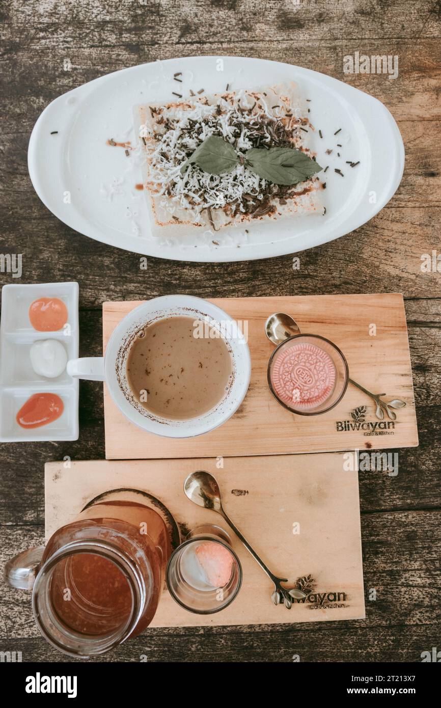 Dieses Foto wurde während des Urlaubs im BLI Wayan Cafe Bali in Kintamani aufgenommen. Das Essen sieht attraktiv aus mit wunderschöner Aussicht auf Kintamani, Bali. Stockfoto