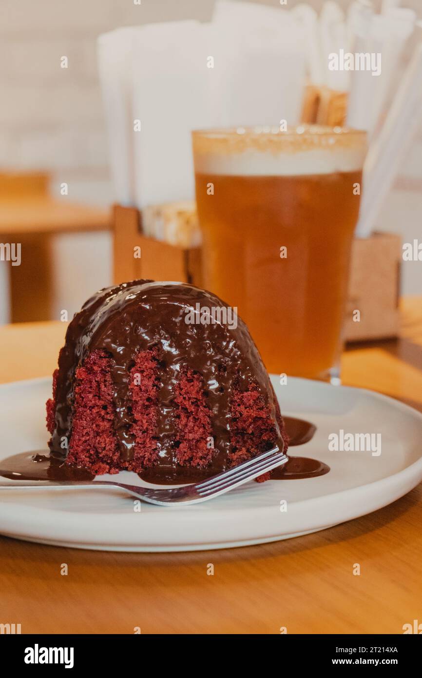 Ein Stück Schokoladenkuchen mit geschmolzener Schokolade Stockfoto