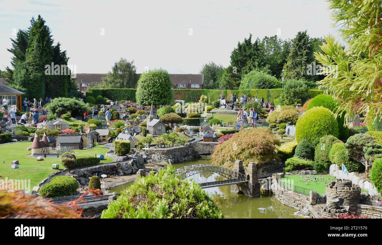 Beaconsfield UK Model Village mit winzigen Häusern, herrlicher Landschaftsgestaltung und Besuchern. Stockfoto