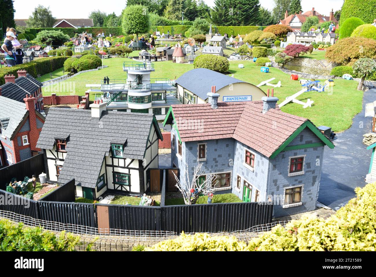 Beaconsfield UK Model Village mit winzigen Häusern, herrlicher Landschaftsgestaltung und Besuchern. Stockfoto