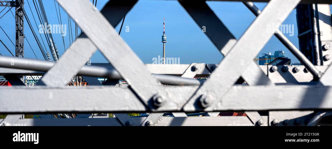 Blick durch die Stahlkonstruktion des Fährrads auf den Donauturm in Wien, Österreich Stockfoto