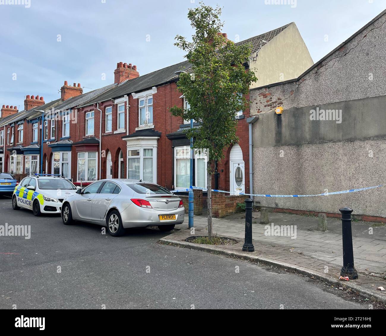 Ein Polizeikabel auf der Wharton Terrace, Hartlepool. Die Polizei von Cleveland wurde am Sonntag um 5.17 Uhr auf ein Grundstück auf der Straße gerufen und fand einen Verletzten, der nicht lebensbedrohliche Verletzungen erlitten hatte. Ein zweiter Mann wurde in der nahe gelegenen Tees Street gefunden, und er starb am Tatort. Ein 44-Jähriger wurde wegen des Verdachts auf Mord und versuchten Mordes verhaftet und bleibt in Haft. Ausgabedatum: Montag, 16. Oktober 2023. Stockfoto