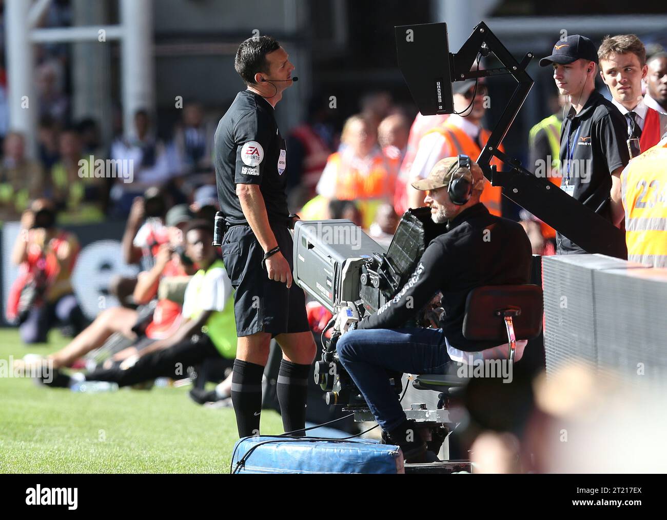 Schiedsrichter, Andy Madley beobachtet den VAR-Monitor. - Crystal Palace V Aston Villa, Premier League, Selhurst Park, Croydon, Großbritannien - 20. August 2022 nur redaktionelle Verwendung - DataCo-Einschränkungen gelten Stockfoto