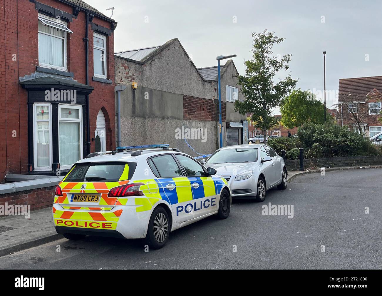 Ein Polizeikabel auf der Wharton Terrace, Hartlepool. Die Polizei von Cleveland wurde am Sonntag um 5.17 Uhr auf ein Grundstück auf der Straße gerufen und fand einen Verletzten, der nicht lebensbedrohliche Verletzungen erlitten hatte. Ein zweiter Mann wurde in der nahe gelegenen Tees Street gefunden, und er starb am Tatort. Ein 44-Jähriger wurde wegen des Verdachts auf Mord und versuchten Mordes verhaftet und bleibt in Haft. Ausgabedatum: Montag, 16. Oktober 2023. Stockfoto