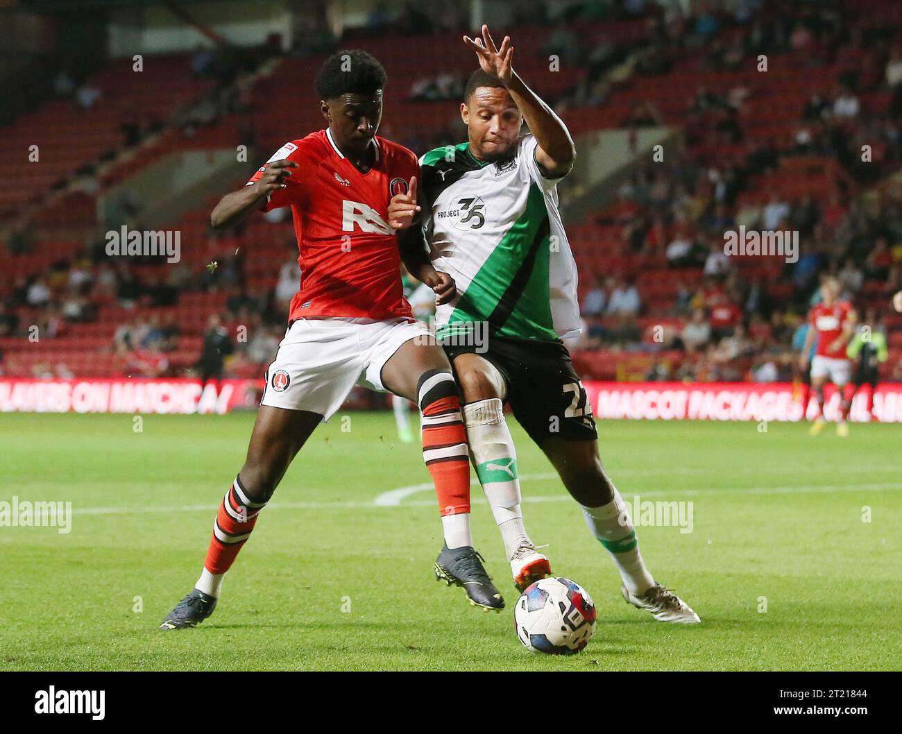 Jesuran Rak-Sakyi von Charlton Athletic als Leihgabe von Crystal Palace kämpft gegen Brendan Galloway von Plymouth Argyle. - Charlton Athletic V Plymouth Argyle, Sky Bet League One, The Valley, Charlton, Großbritannien - 16. August 2022 nur redaktionelle Verwendung - es gelten Einschränkungen von DataCo Stockfoto