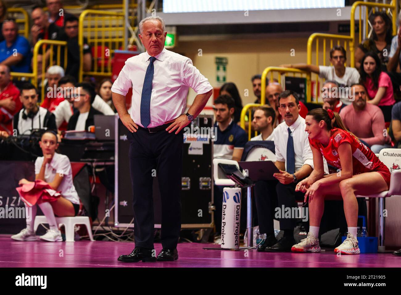 Julio Velasco Head Coach von UYBA E-Work Volley Busto Arsizio sieht sich beim Volley Serie A Frauen-Spiel 2023/24 zwischen UYBA E-Work Volley Busto Arsizio und Savino del Bene Scandicci in der E-Work Arena an. Stockfoto