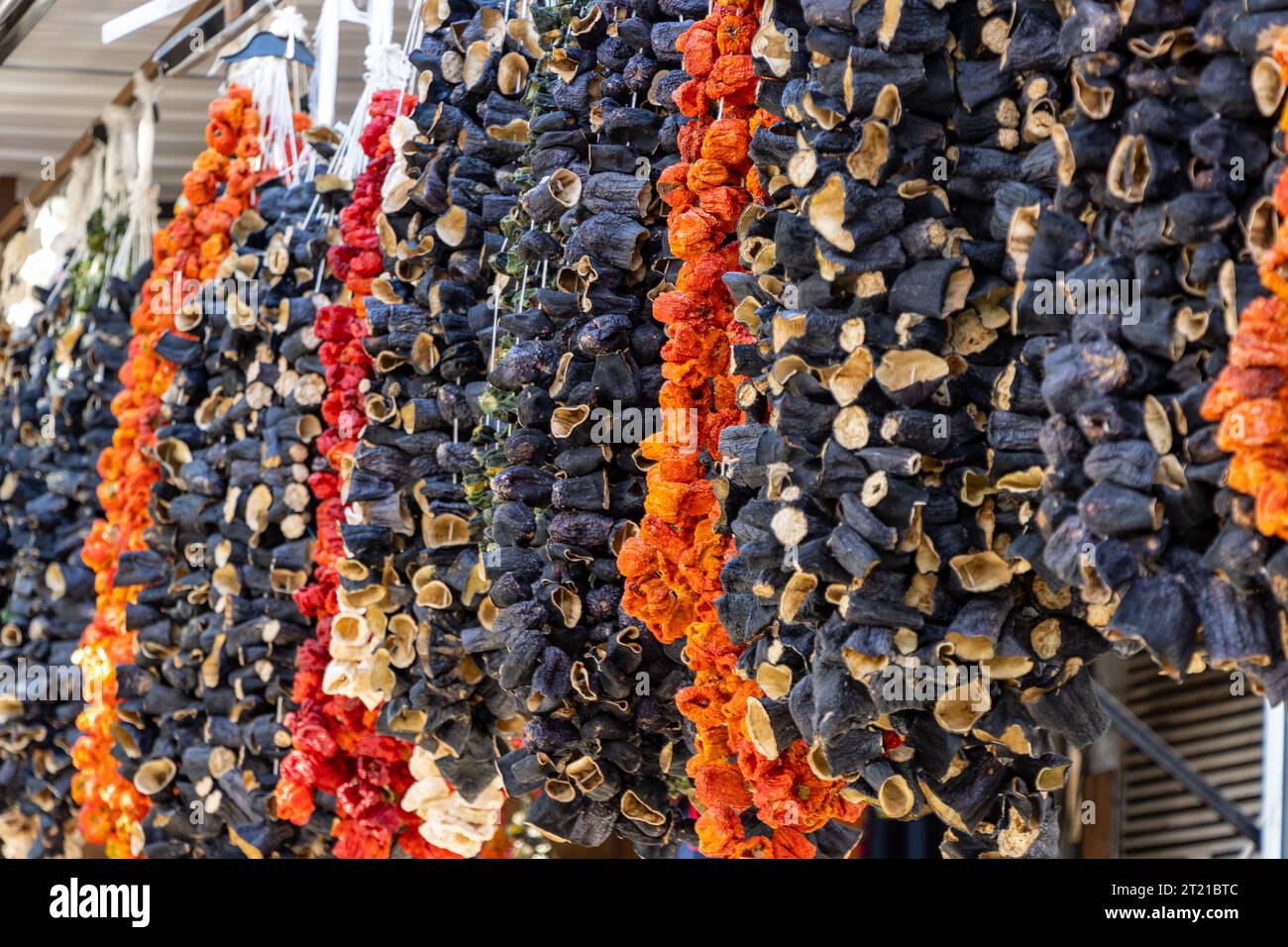 Getrocknete Auberginen und Paprika hängen an einem Seil Stockfoto