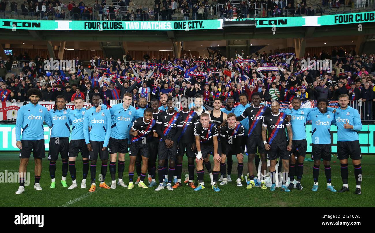 Crystal Palace Spieler mit den Crystal Palace Fans nach dem Ende der Pre Season Tour 2022 in Australien nach dem Spiel zwischen Crystal Palace und Leeds United im Optus Stadium am 22. Juli 2022. - Crystal Palace gegen Leeds United, Optus Stadium, Perth. - 22. Juli 2022. Nur Redaktionelle Verwendung Stockfoto