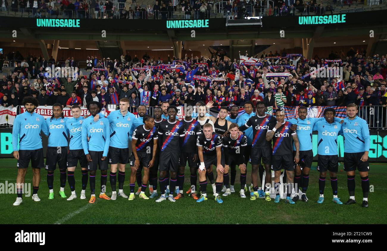 Crystal Palace Spieler mit den Crystal Palace Fans nach dem Ende der Pre Season Tour 2022 in Australien nach dem Spiel zwischen Crystal Palace und Leeds United im Optus Stadium am 22. Juli 2022. - Crystal Palace gegen Leeds United, Optus Stadium, Perth. - 22. Juli 2022. Nur Redaktionelle Verwendung Stockfoto