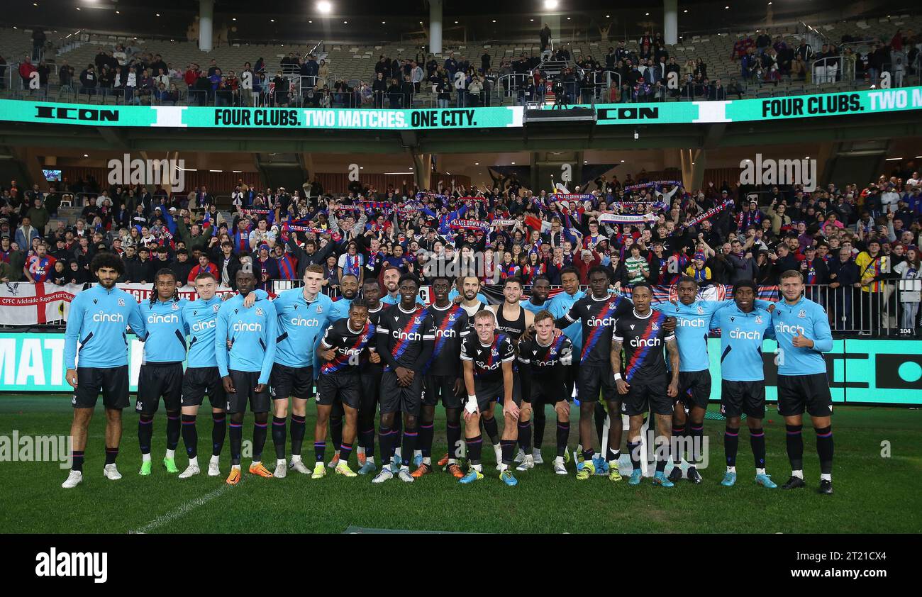 Crystal Palace Spieler mit den Crystal Palace Fans nach dem Ende der Pre Season Tour 2022 in Australien nach dem Spiel zwischen Crystal Palace und Leeds United im Optus Stadium am 22. Juli 2022. - Crystal Palace gegen Leeds United, Optus Stadium, Perth. - 22. Juli 2022. Nur Redaktionelle Verwendung Stockfoto