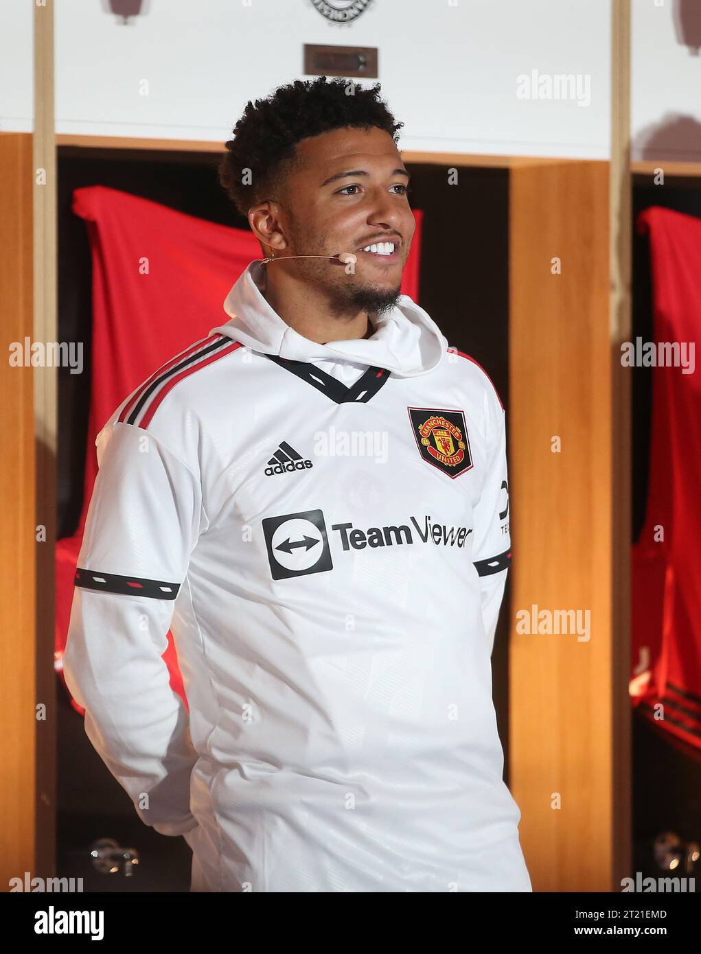 Jadon Sancho von Manchester United trägt das New Manchester United Auswärtstrikot 2022/23 auf dem Federation Square bei der Einführung des Adidas New Auswärtstrikots für die Saison 2022/23 in Melbourne, Australien. - Manchester United Kit Launch, Flinders Street Station, Melbourne. - 16. Juli 2022. Nur Redaktionelle Verwendung. Stockfoto