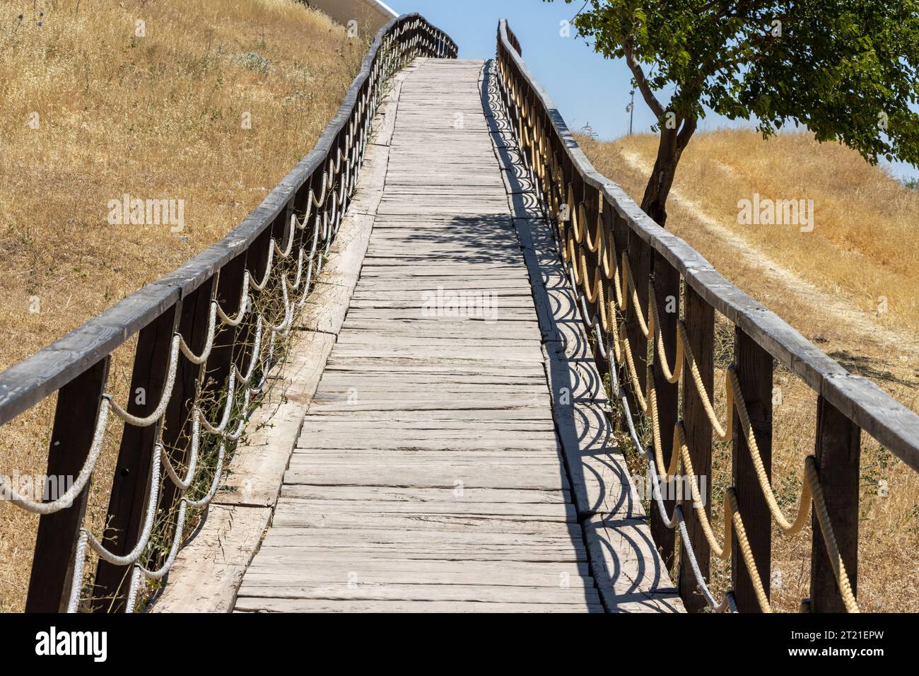 Holzzaun Brücke über Wiese und Gras. Aus Seilen. Gehweg Stockfoto