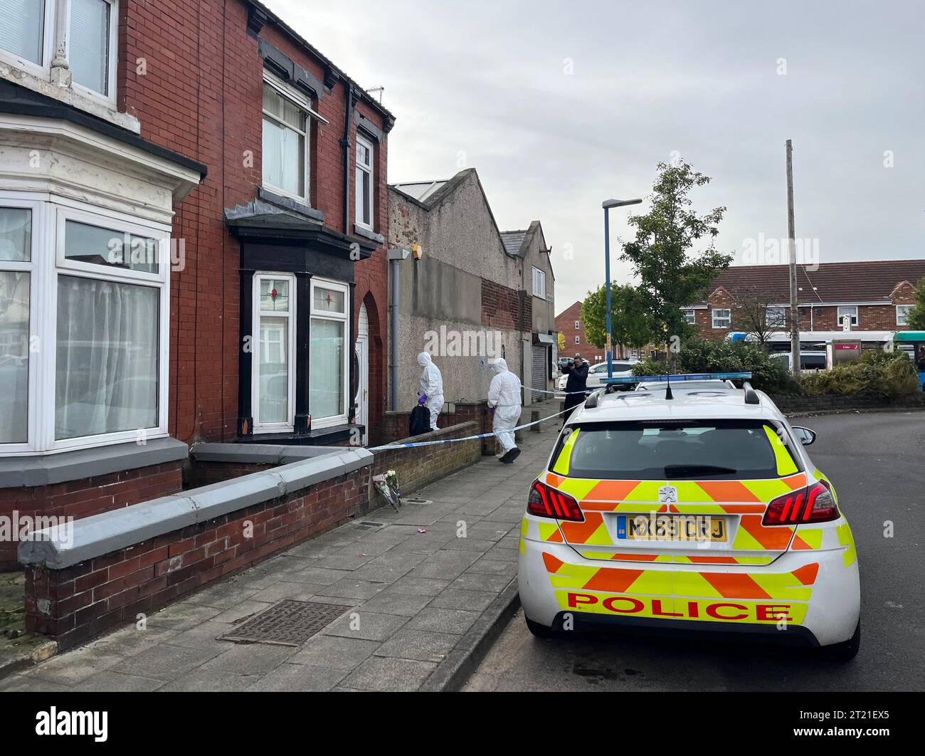 Zwei Forensiker betreten ein abgesperrtes Grundstück in Wharton Terrace, Hartlepool, nachdem ein Mann auf der Straße tödlich angegriffen wurde. Bilddatum: Montag, 16. Oktober 2023. Stockfoto