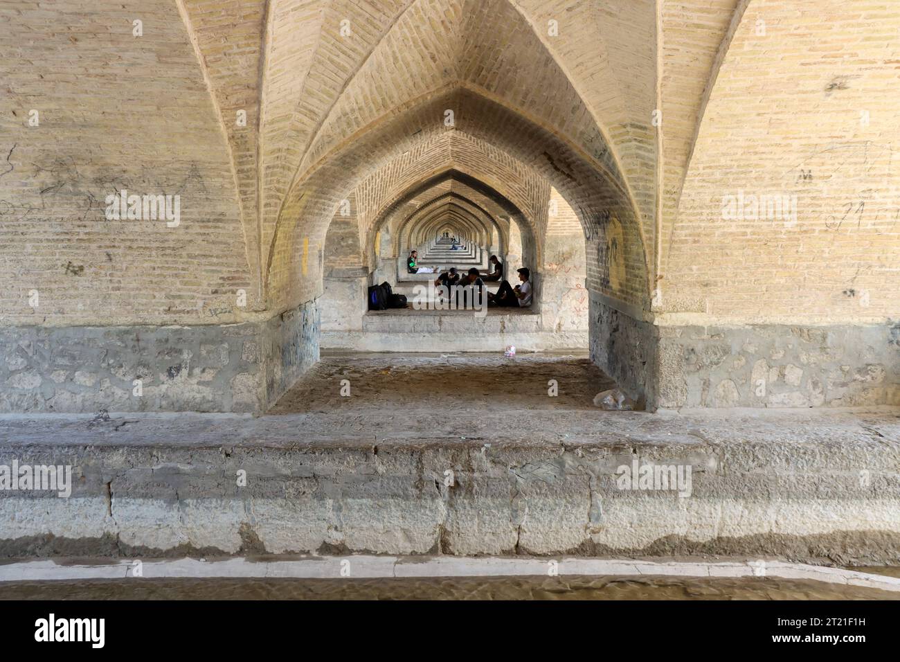 Isfahan, Iran – Juli 31 2023: SI-o-se-pol-Brücke. Die berühmte zweistöckige Steinbrücke mit 33 Bögen über den Fluss Zayandeh in Isfahan Stockfoto