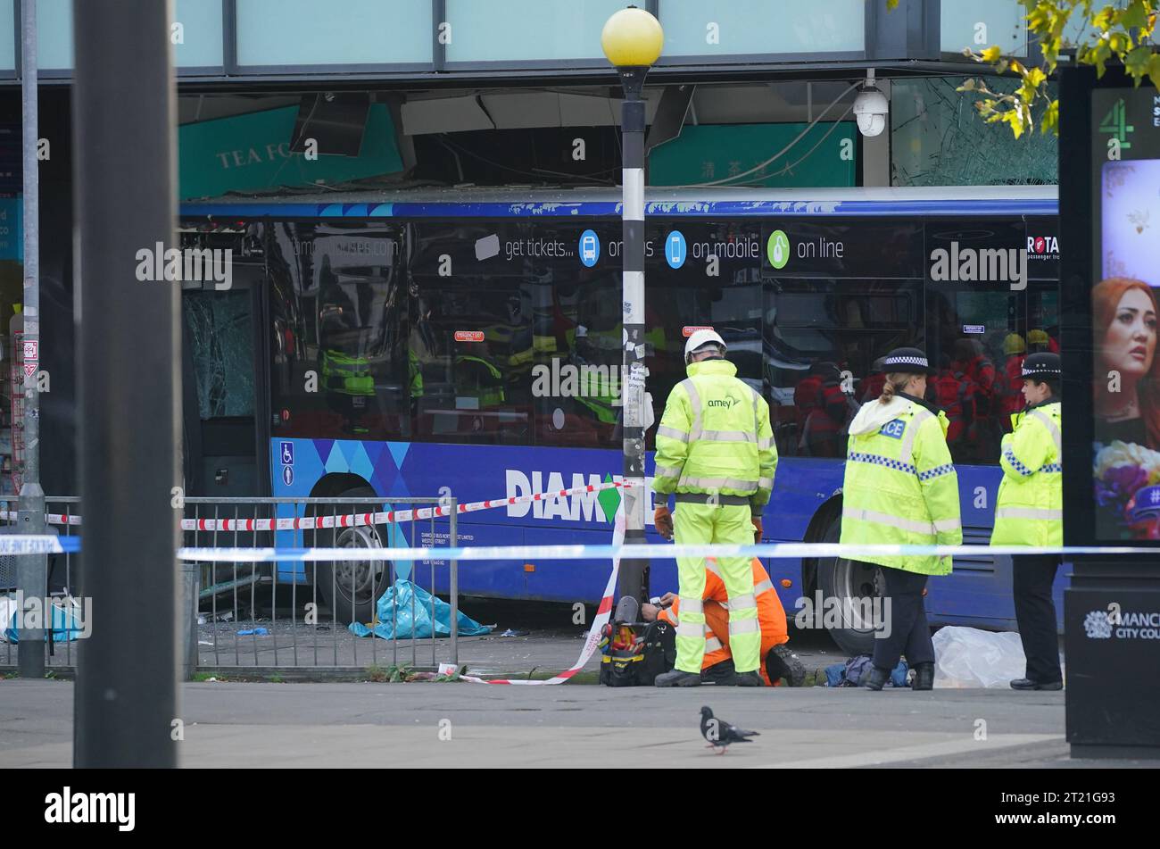 Rettungsdienste am Ort eines Busunfalls im City Tower Gebäude in der Nähe der Metrolink-Haltestelle Piccadilly Gardens in Manchester. Bilddatum: Montag, 16. Oktober 2023. Stockfoto