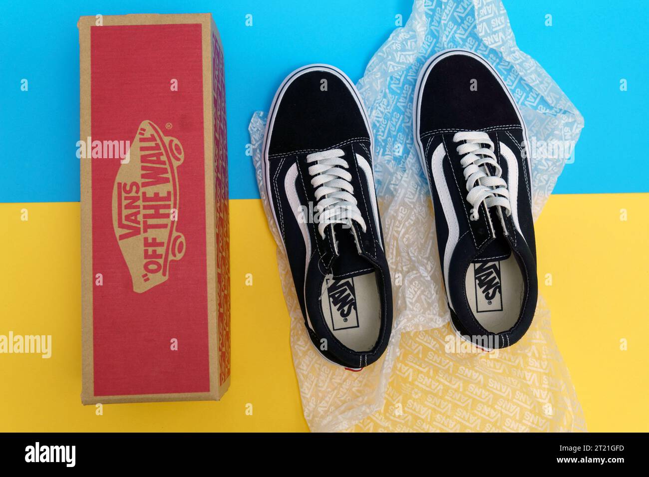 Tyumen, Russland, 03. August 2023: Brandneue schwarz-weiße Vans Old School Schuhe. Vans ist ein Hersteller von Skateboardschuhen. Stockfoto