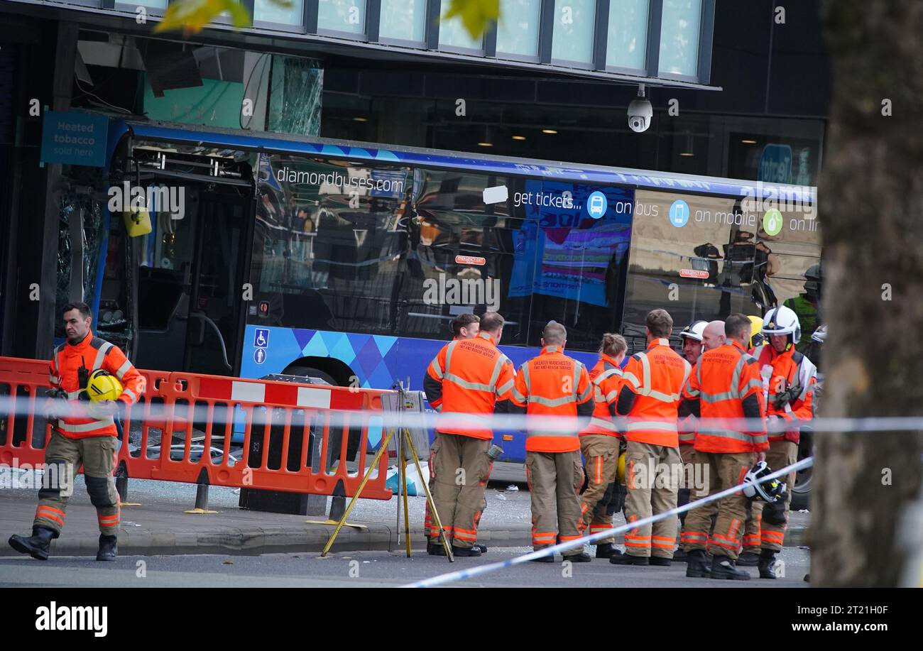 Rettungsdienste am Ort eines Busunfalls im City Tower Gebäude in der Nähe der Metrolink-Haltestelle Piccadilly Gardens in Manchester. Bilddatum: Montag, 16. Oktober 2023. Stockfoto