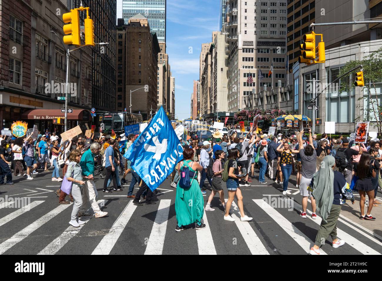 NEW YORK, USA, 17. SEPTEMBER 2023. Umweltaktivisten und Demonstranten des Klimawandels marschieren bei einer Kundgebung und stoppen den Verkehr in New York City Stockfoto