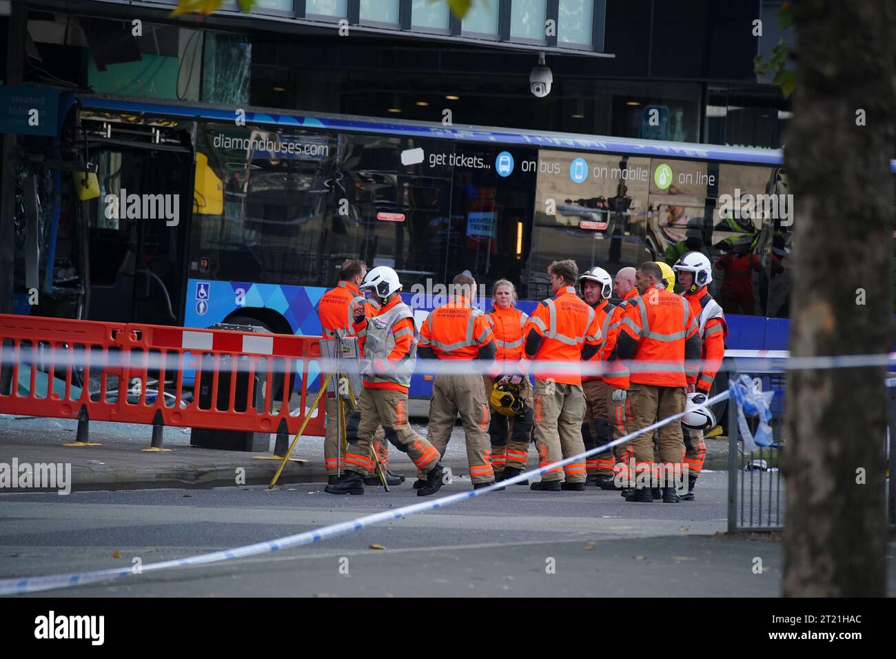 Rettungsdienste am Ort eines Busunfalls im City Tower Gebäude in der Nähe der Metrolink-Haltestelle Piccadilly Gardens in Manchester. Bilddatum: Montag, 16. Oktober 2023. Stockfoto