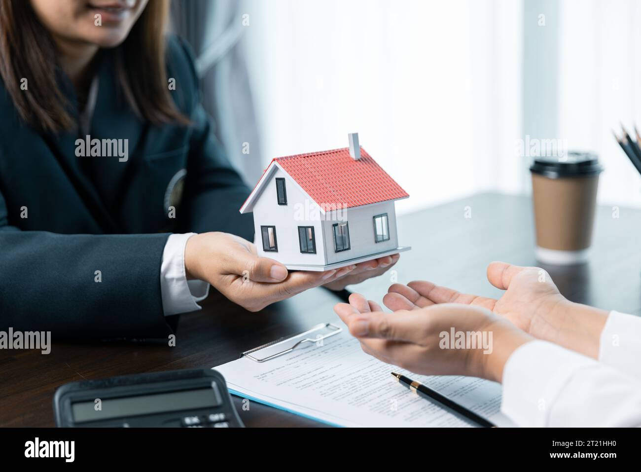 Hausverkäufer, Vertriebsmitarbeiter empfehlen Kunden, die die Häuser in t besichtigen möchten, die Wohnungsdetails im Projekt Stockfoto