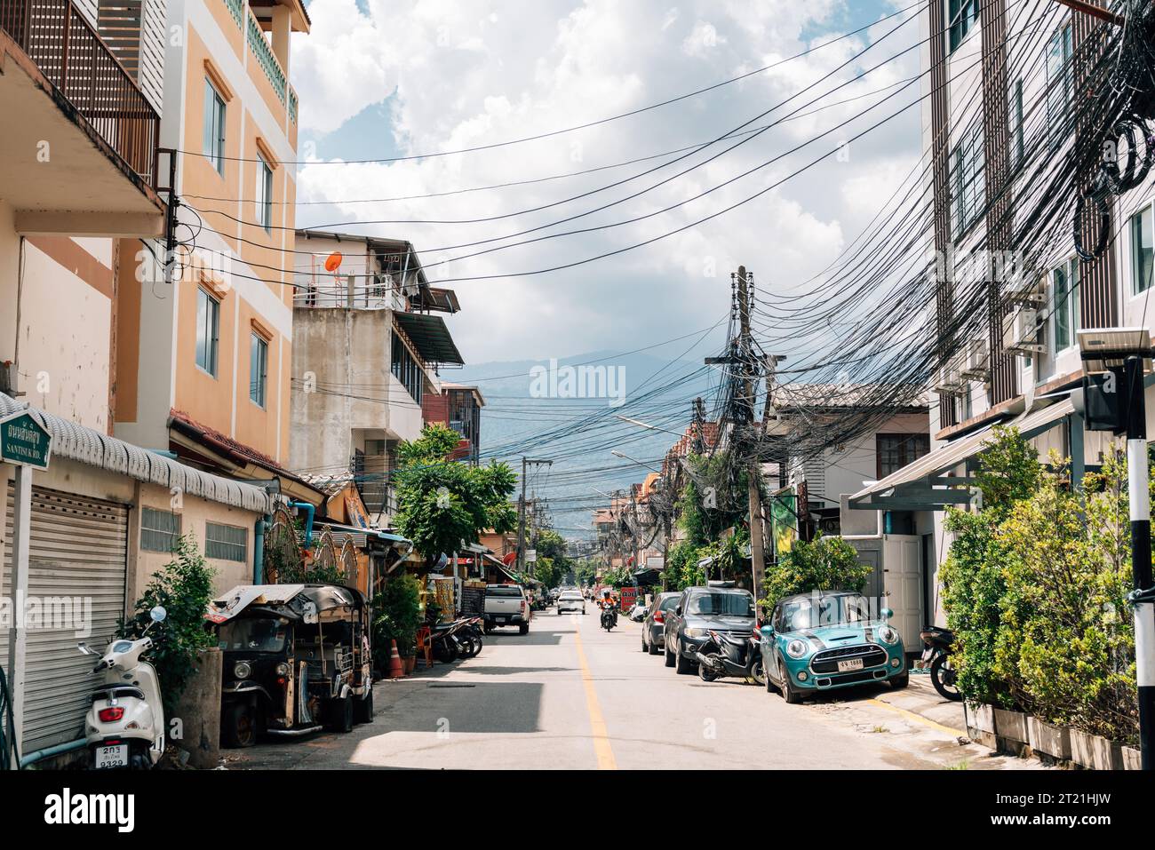 Chiang Mai, Thailand - 24. September 2023: Straße in der Altstadt von Santitham Stockfoto