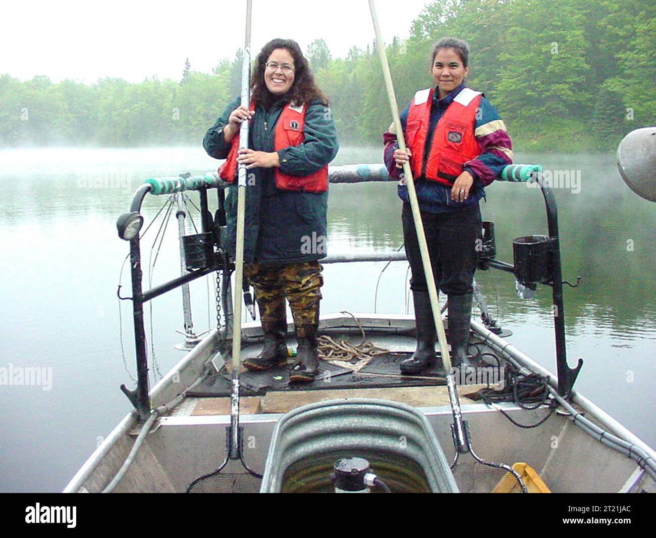 Evelyn Ravindran und Juliet Ellenich sind an der Fischbesetzung am Lighthouse Pond beteiligt, der von der Keweenaw Bay Indian Community als Teil ihrer Stammesverantwortung verwaltet wird. Lage: Michigan, USA. Stockfoto