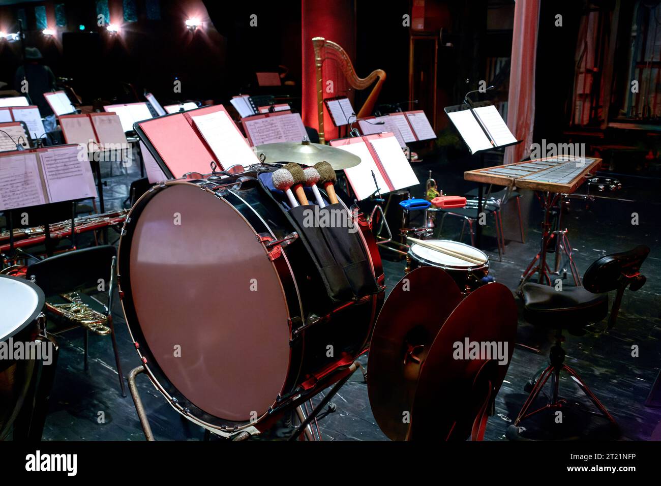 Bild einer Schlaggruppe auf der Bühne eines Symphonieorchesters Stockfoto