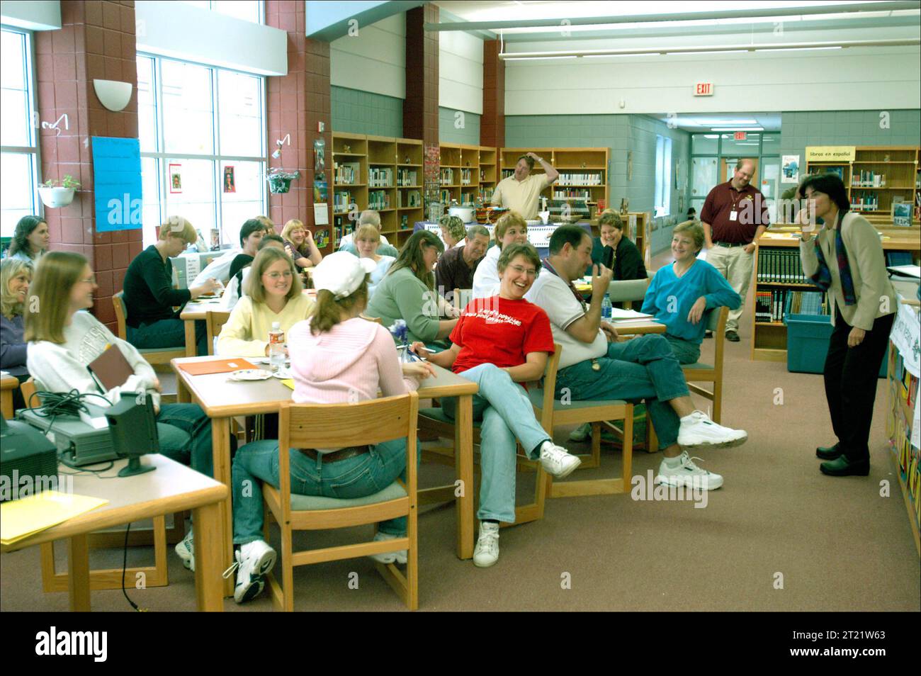 Drei Teilnehmer arbeiten am Planning of Wetlands (P.O.W.) Workshop im Jefferson County 9th Grade Complex in West Virginia zusammen. Der Workshop konzentriert sich auf die Planung, Wiederherstellung und Erhaltung von Feuchtgebieten. Stockfoto