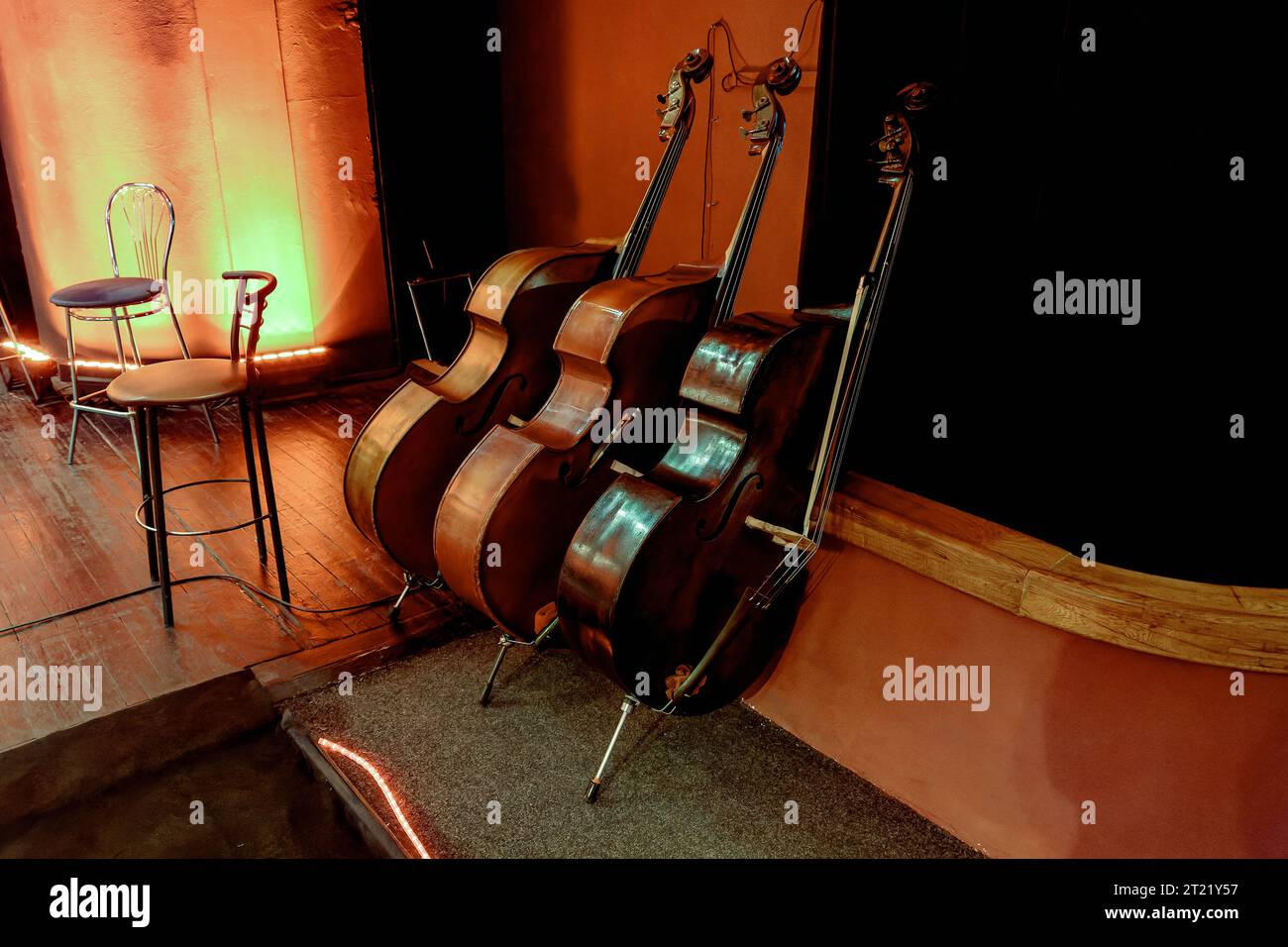 Bild von drei hölzernen Saiteninstrumenten eines Symphonieorchesters mit Doppelbarsch Stockfoto