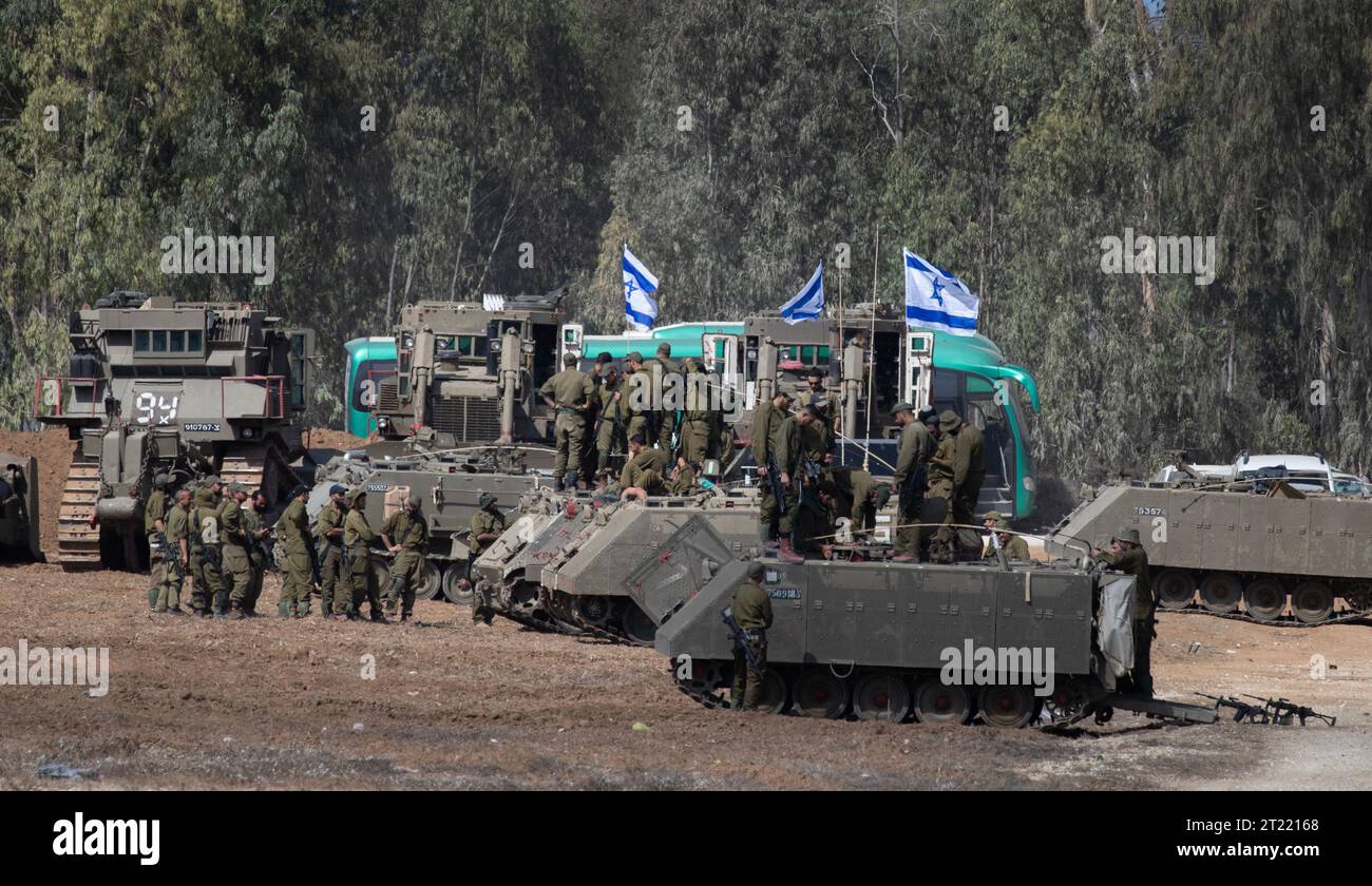 Süd-Israel, Israel. Oktober 2023. Infanteriesoldaten der israelischen Verteidigungskräfte (IDF) auf ihren Panzerpersonalträgern (APC) in einem Einsatzgebiet im Süden Israels am 16. Oktober 2023 in der Nähe der Grenze zum Gazastreifen. Israel bereitet sich nach der mörderischen Hamas-Invasion in Israel am 7. Oktober 2023 auf eine mögliche Bodeninvasion in den Gazastreifen vor, bei der 1.400 Israelis getötet und über 125 Israelis als Geiseln in den Gazastreifen zurückgenommen wurden Foto von Jim Hollander/UPI Credit: UPI/Alamy Live News Stockfoto