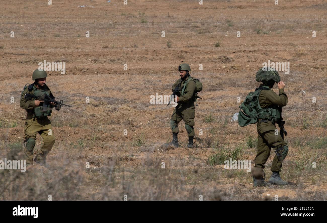 Süd-Israel, Israel. Oktober 2023. Infanteriesoldaten der israelischen Verteidigungskräfte (IDF) auf Patrouille in einem Einsatzgebiet im Süden Israels am 16. Oktober 2023 nahe der Grenze zum Gazastreifen. Israel bereitet sich nach der mörderischen Hamas-Invasion in Israel am 7. Oktober 2023 auf eine mögliche Bodeninvasion in den Gazastreifen vor, bei der 1.400 Israelis getötet und über 125 Israelis als Geiseln in den Gazastreifen zurückgenommen wurden Foto von Jim Hollander/UPI Credit: UPI/Alamy Live News Stockfoto