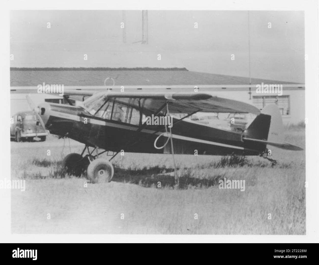 Ein kleines Flugzeug, das im Flug gefangen genommen wurde und seine Rolle in Alaskas Luftverkehrsnetz demonstriert. Diese Flugzeuge sind für den Zugang zu den entlegenen Regionen des Staates von entscheidender Bedeutung. Themen: Flugzeuge, Alaska, Jim King Collection, Transport. Stockfoto