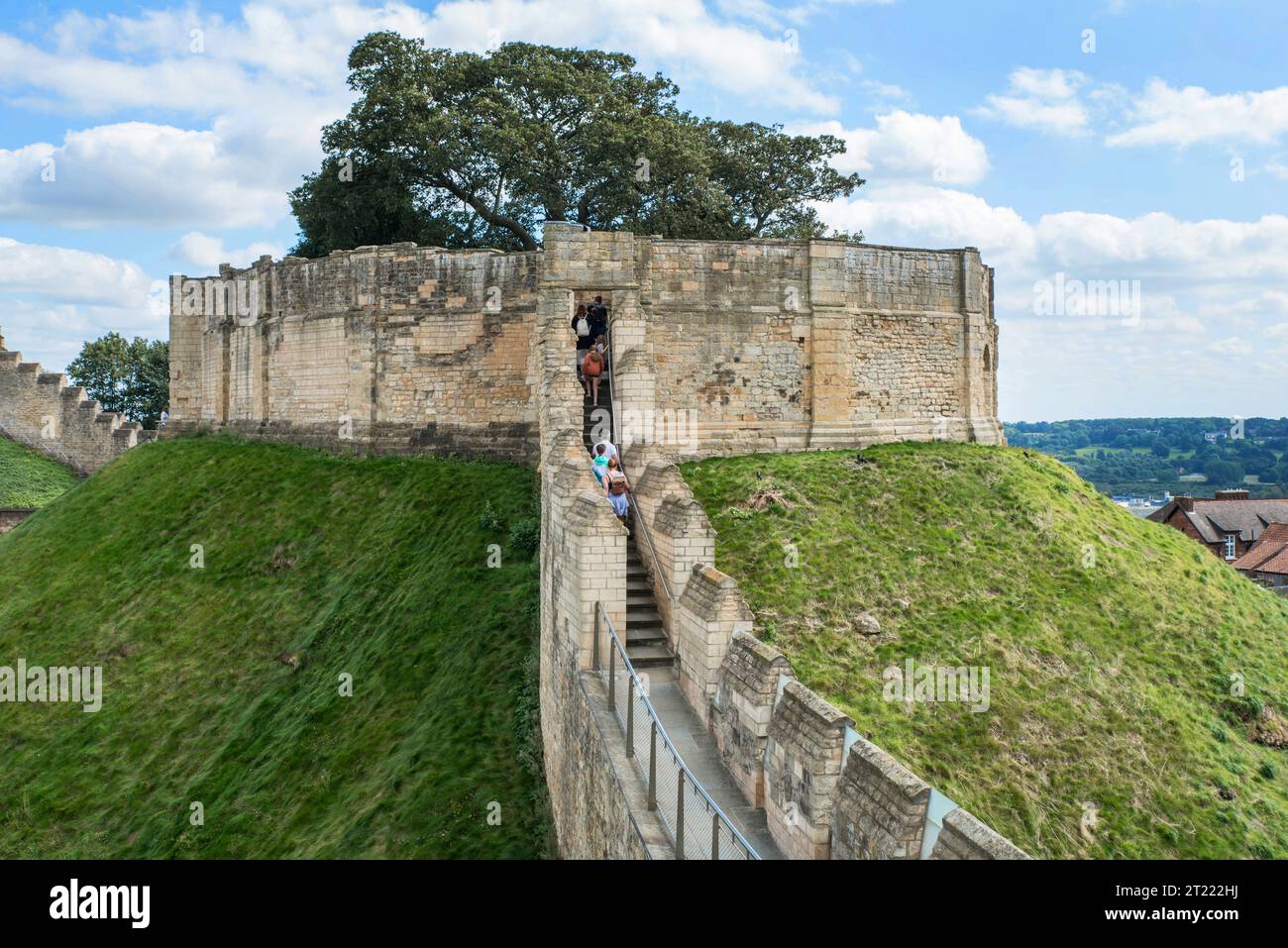 Der Lucy Tower aus dem 12. Jahrhundert steht auf einer der beiden Motts in Lincoln Castle, Lincolnshire, England Stockfoto