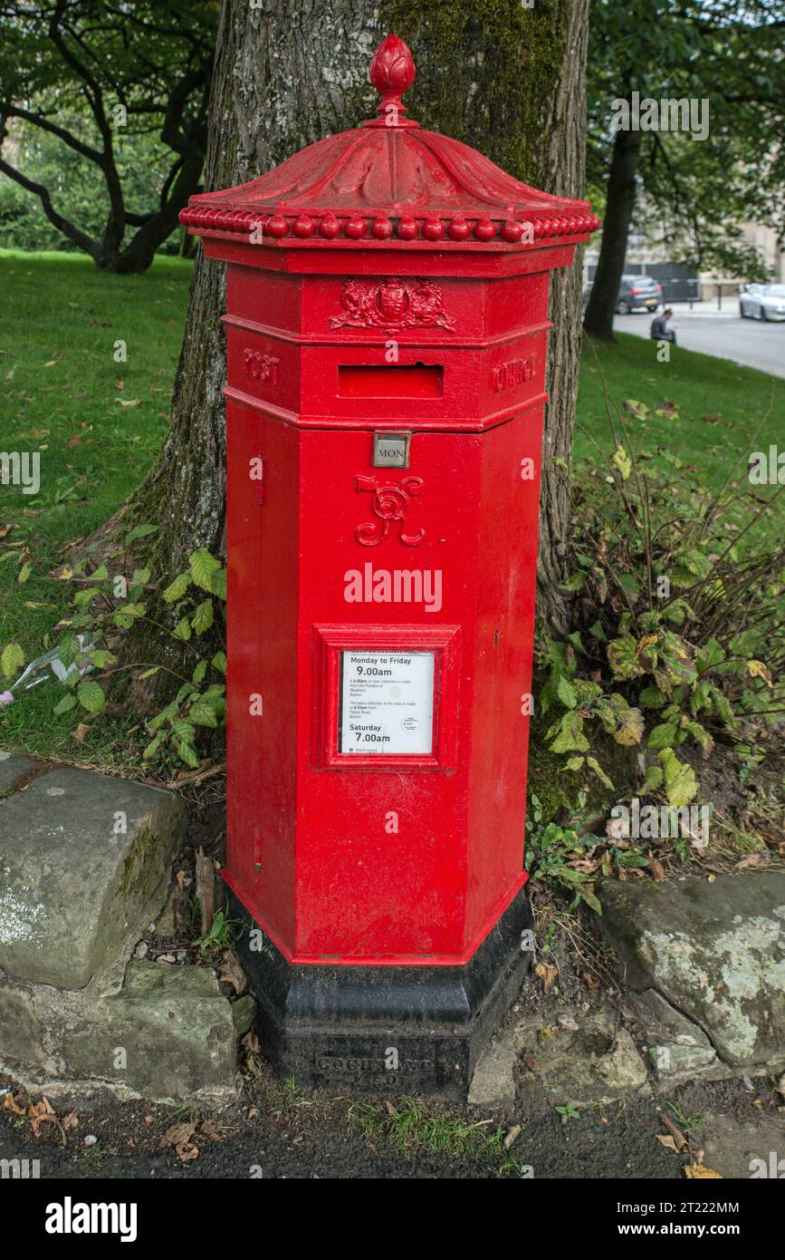Ein ungewöhnlicher sechseckiger viktorianischer Postkasten wurde 1867 in Buxton, Derbyshire, England, errichtet Stockfoto
