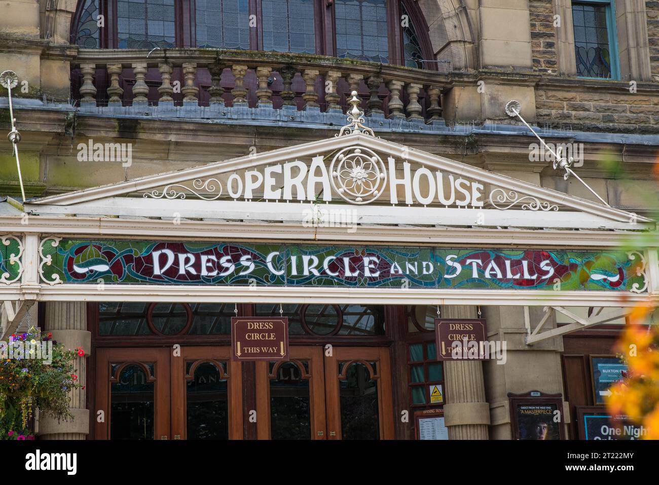 Der Haupteingang zum Buxton Opera House mit seinem dekorativen Gusseisen- und farbigen Glasdach. Buxton, Derbyshire, England Stockfoto