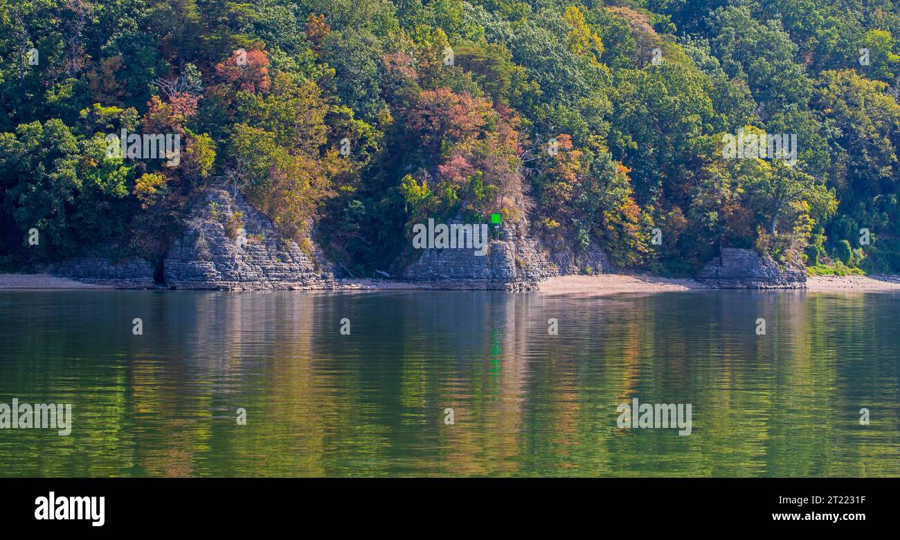 Pine Bluff, Land Between the Lakes National Recreation Area, Tennessee River. Die Herbstfarben zeigen sich Anfang Oktober. Stockfoto