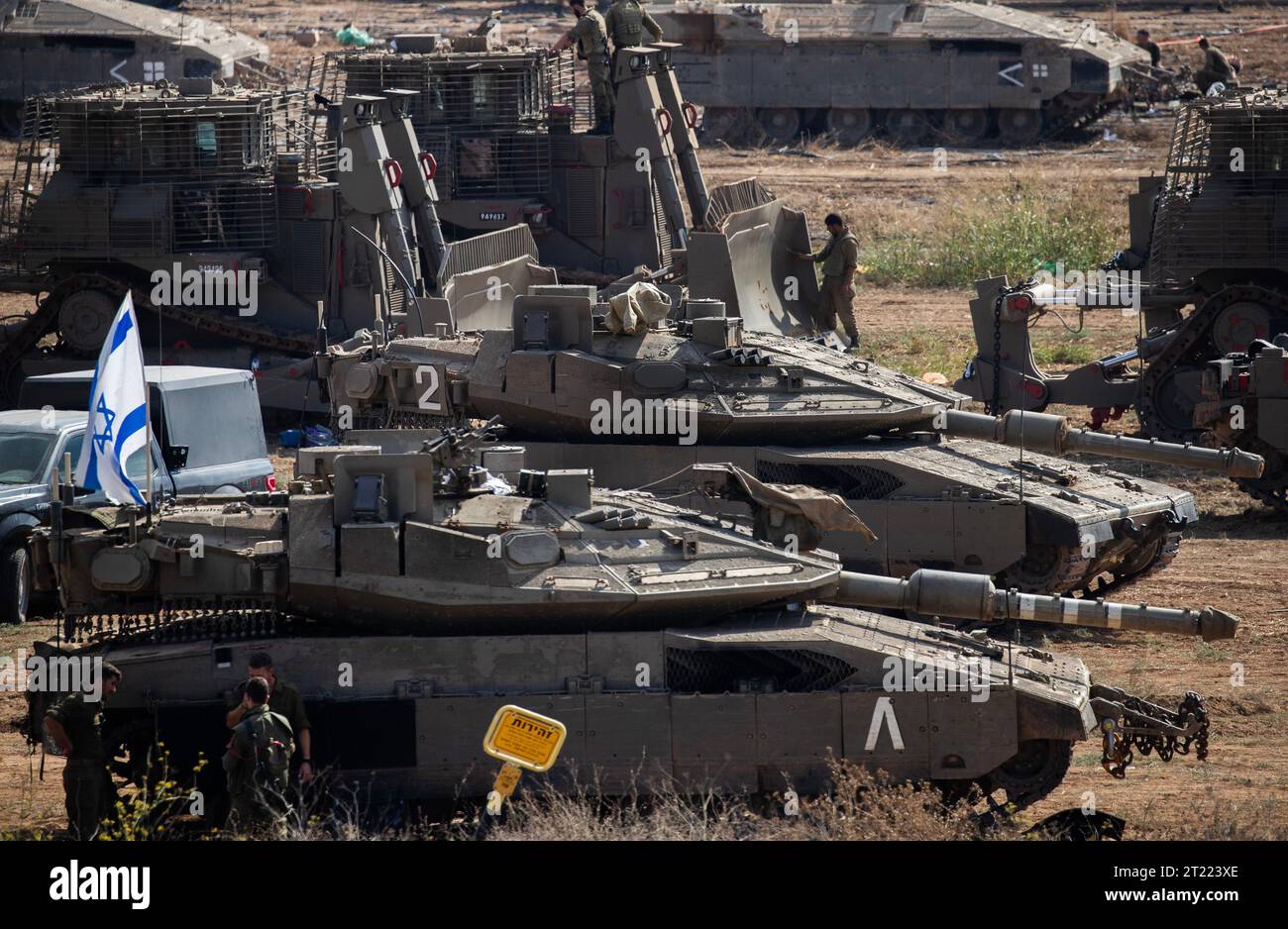 Süd-Israel, Israel. Oktober 2023. Israelische Verteidigungskräfte (IDF) Infanterie-Soldaten auf Merkava-Panzern neben D-9-Panzerpanzern (L, dahinter) in einem Einsatzgebiet im Süden Israels am 16. Oktober 2023 in der Nähe der Grenze zum Gazastreifen. Israel bereitet sich nach der mörderischen Hamas-Invasion in Israel am 7. Oktober 2023, bei der 1.400 Israelis getötet und über 125 Israelis als Geiseln in den Gazastreifen zurückgebracht wurden, weiterhin auf eine mögliche Bodeninvasion in den Gazastreifen vor. Foto von Jim Hollander/UPI Credit: UPI/Alamy Live News Stockfoto