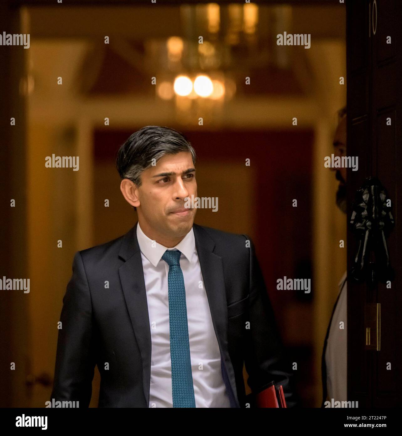 London, Großbritannien. Oktober 2023. Premierminister Rishi Sunak verlässt die Downing Street 10, um eine Erklärung zum Konflikt in Israel und im Gazastreifen abzugeben. London, Großbritannien. Oktober 2023. Quelle: Phil Robinson/Alamy Live News Stockfoto