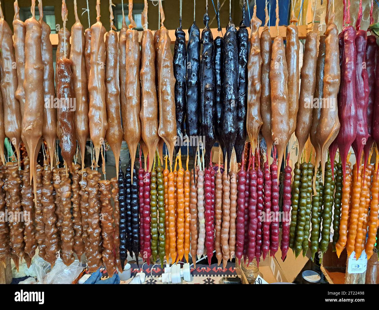 Churchxela ist eine georgianische Süßigkeit aus Traubenmost, Nüssen und Mehl. Stockfoto