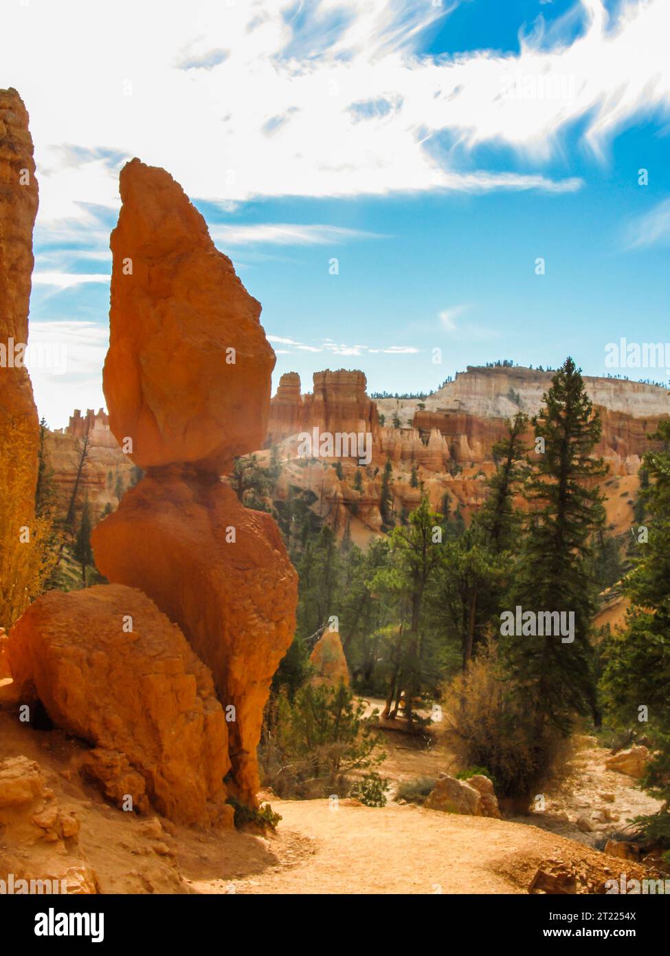 Ein bizarrer Kalkstein-Hoodoo, der scheinbar Wache steht und über die bizarre Fantasy-ähnliche Landschaft des Bryce Canyon National Park, Utah, blickt. Stockfoto